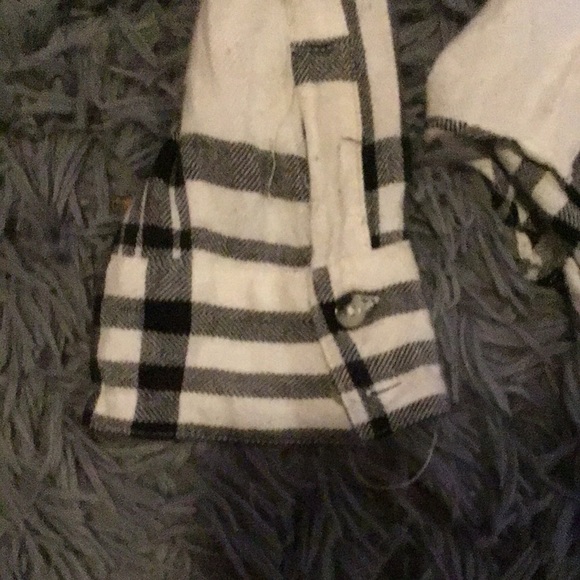 Black and white flannel with two front pockets - Picture 2 of 3